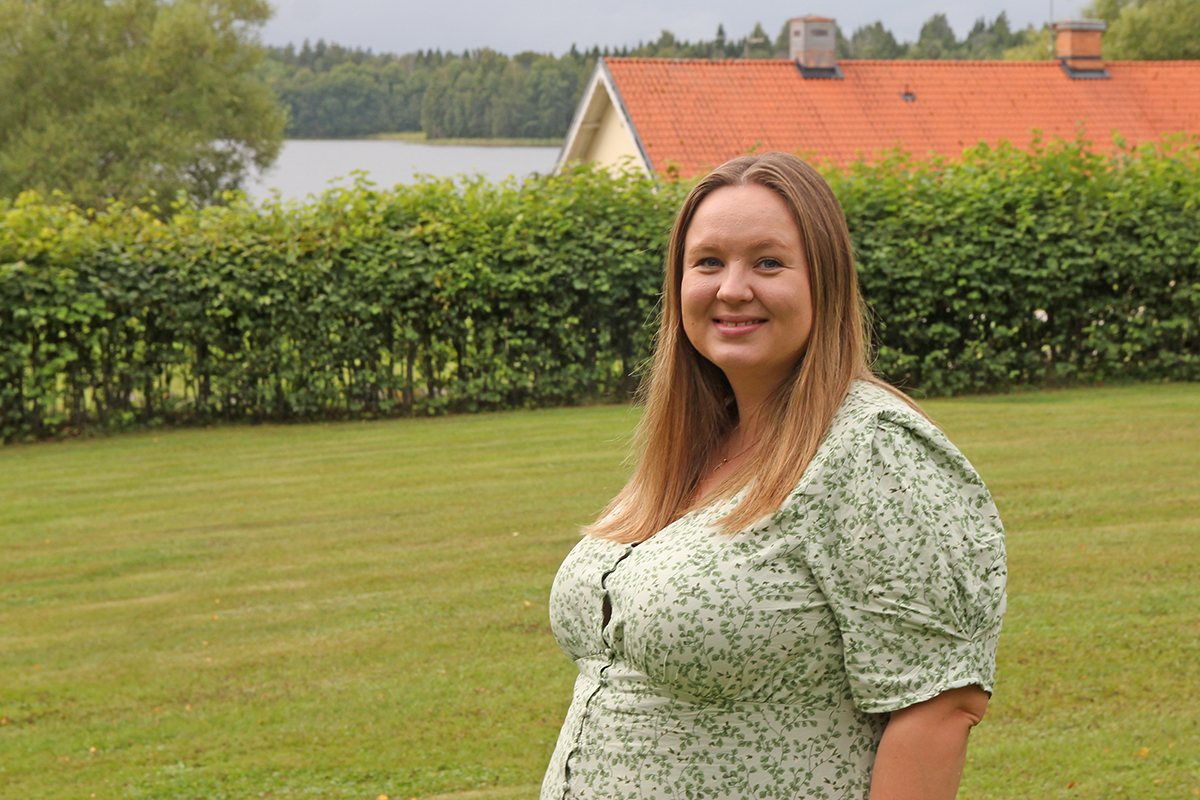 Elin tar paus från tv-rutan