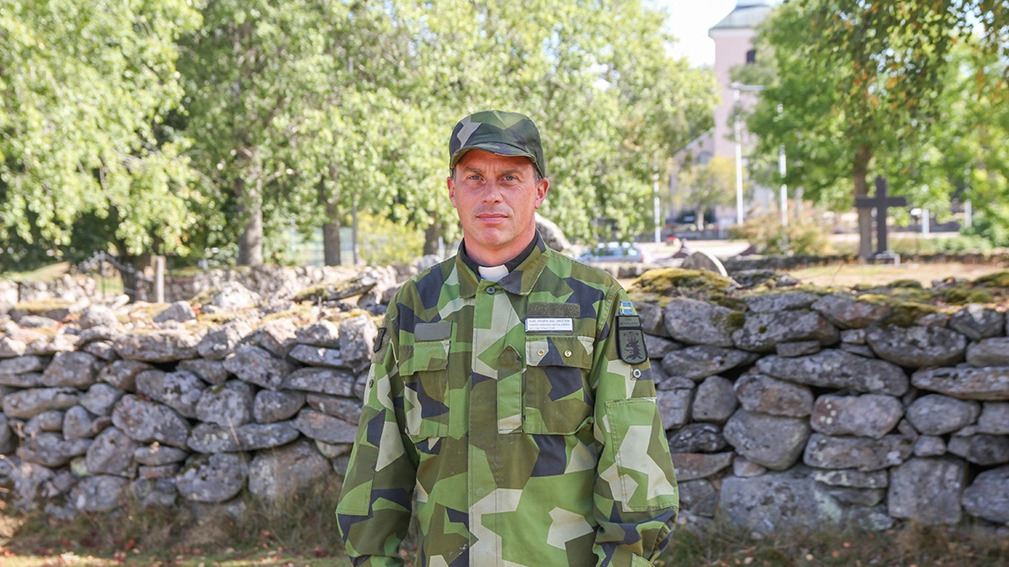 Prästen Karl-Henrik Wallerstein vill försvara Sverige
