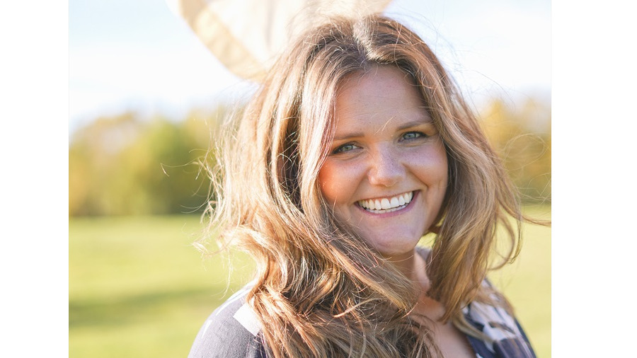 Pastorn, lovsångsledaren och artisten Josefina Gniste: – Jag älskar Jesus mer än musik