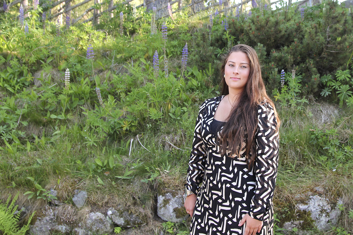 Ronja Memselius följer en kompass