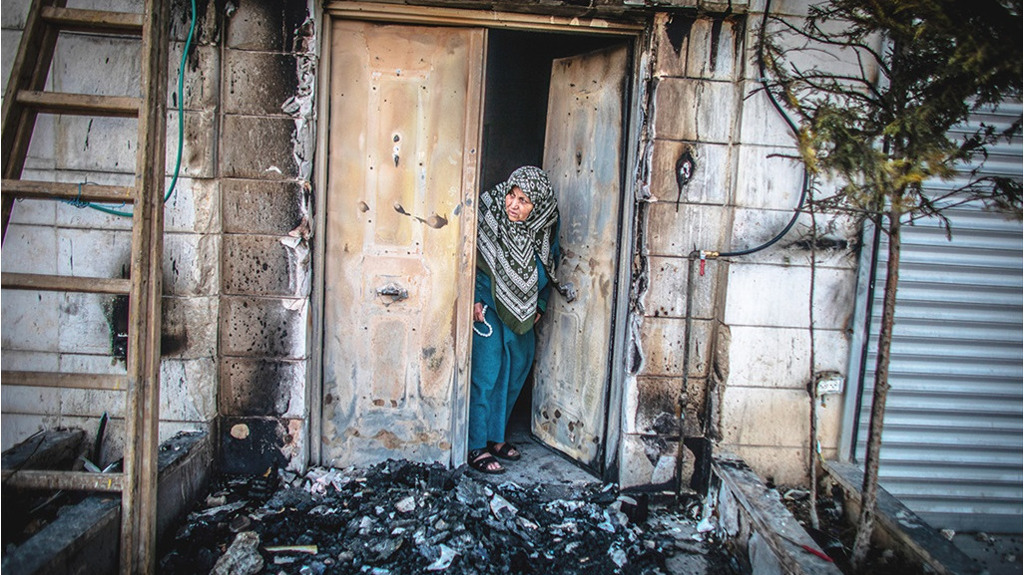Israeler hjälper palestinier att återställa sina hus